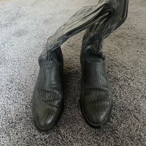 Nice cowboy boots in great condition!!